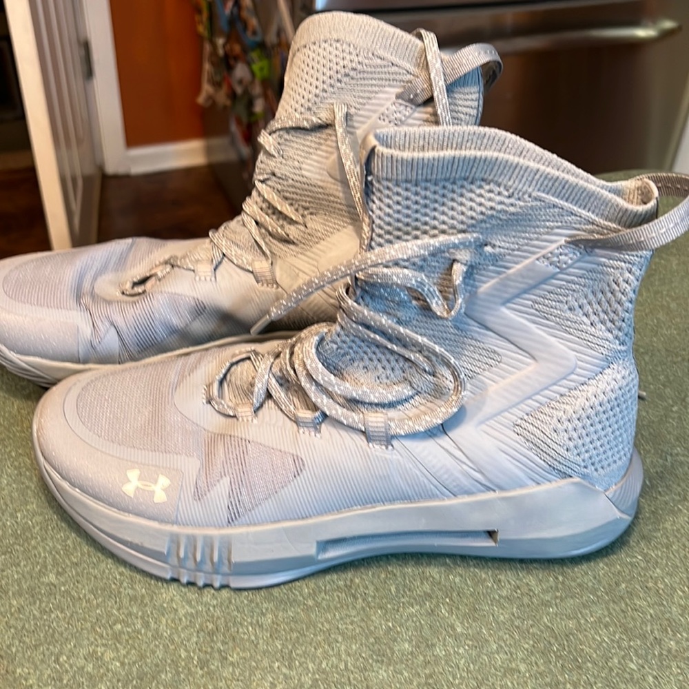 Women’s new size 9 Under Armour Volleyball sneakers